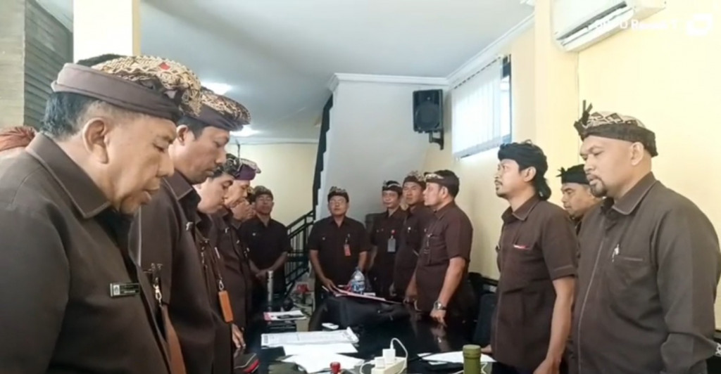 Wujud Implementasi Surat Edaran Gubernur Bali, Perangkat Desa Dalung Rutin Nyanyikan Indonesia Raya dan Bacakan Pancasila Setiap Jam 10 Pagi